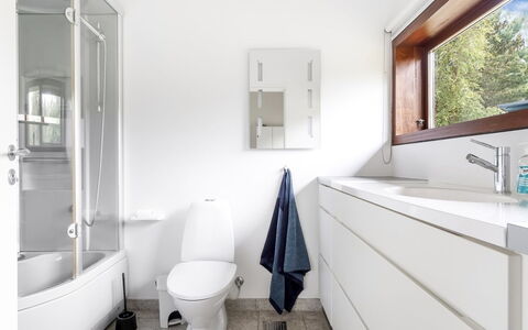 Felia - 500M from the Sea: Flooring, Badezimmer, Interior Design, Armatur, Fussboden, Wand, Toilette, Sinken, Zapfhahn, Badezimmerschrank