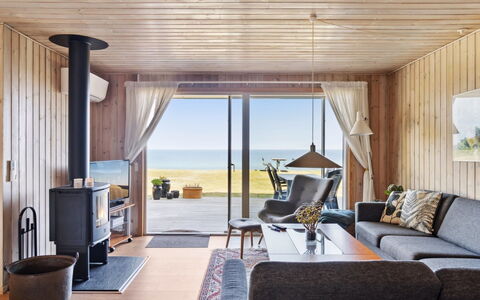 Gjoko - 40M from the Sea: Möbel, Holz, Fussboden, Flooring, Interior Design, Wohnzimmer, Holzboden, Decke, Zimmer, Stuhl