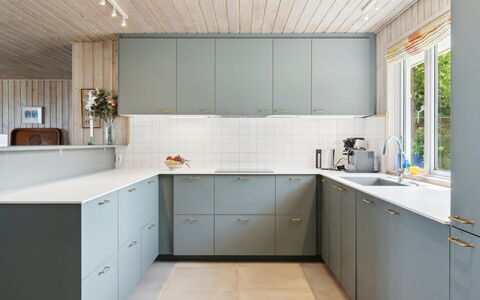 Gjoko - 40M from the Sea: Flooring, Holz, Küche, Cabinetry, Interior Design, Fussboden, Küchengerät, Countertop, Schrank, Zuhause