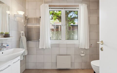 Gjoko - 40M from the Sea: Flooring, Armatur, Badezimmer, Interior Design, Fussboden, Sinken, Zapfhahn, Installation, Toilette, Bad Sink
