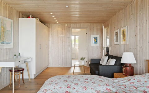 Gjoko - 40M from the Sea: Möbel, Interior Design, Flooring, Fussboden, Holz, Decke, Zimmer, Schlafzimmer, Holzboden, Bett