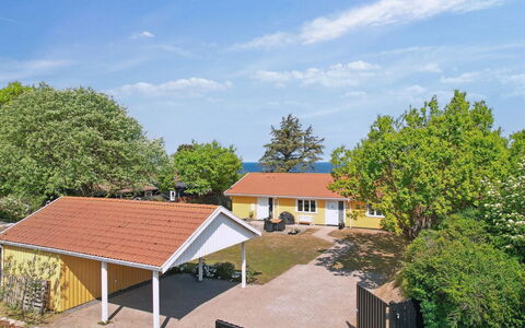 Gjoko - 40M from the Sea: Möbel, Gartenmöbel, Geschirr, Tabelle, Drinkware, Stuhl, Tisch Im Freien, Essen, Flasche