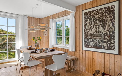 Christensen - 100M from the Sea: Möbel, Flooring, Interior Design, Fussboden, Holz, Holzboden, Esszimmer, Decke, Tabelle, Küche & Esszimmer Tisch