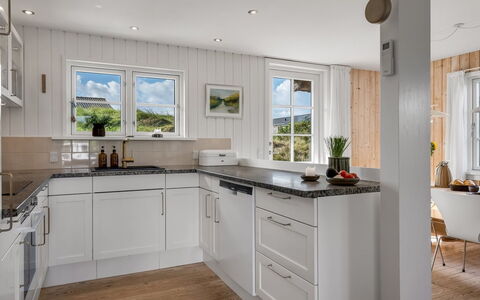 Christensen - 100M from the Sea: Küche, Countertop, Flooring, Interior Design, Küchengerät, Cabinetry, Möbel, Holz, Major Appliance, Fussboden