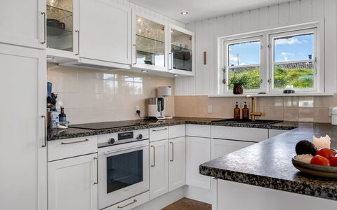 Christensen - 100M from the Sea: Küche, Küchengerät, Countertop, Cabinetry, Major Appliance, Interior Design, Flooring, Holz, Haushaltsgerät, Möbel
