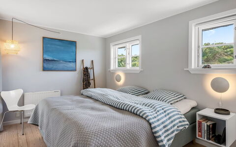 Christensen - 100M from the Sea: Bett, Interior Design, Schlafzimmer, Möbel, Decke, Bedding, Bettdecke, Holz, Flooring, Fussboden
