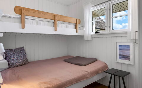Christensen - 100M from the Sea: Schlafzimmer, Holz, Bett, Fussboden, Flooring, Interior Design, Etagenbett, Bettdecke, Bedding, Bettrahmen
