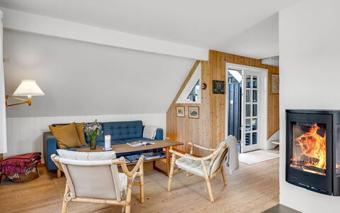 Christensen - 100M from the Sea: Möbel, Flooring, Holz, Interior Design, Stuhl, Fussboden, Wohnzimmer, Beleuchtung, Zimmer, Holzboden