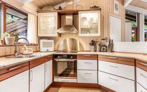 Leevi - 150M from the Sea: Küche, Interior Design, Countertop, Holz, Flooring, Cabinetry, Küchengerät, Möbel, Decke, Fussboden