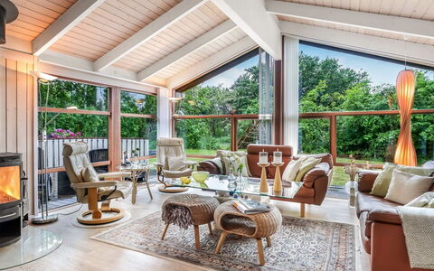 Leevi - 150M from the Sea: Möbel, Interior Design, Holz, Couch, Decke, Wohnzimmer, Flooring, Stuhl, Fussboden, Zuhause