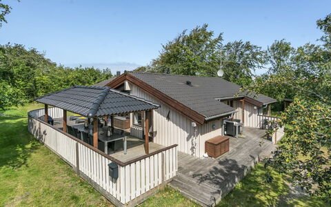 Leevi - 150M from the Sea: Holz, Dach, Haus, Zuhause, Hütte, Veranda, Deck, Estate, Schatten, Abstellgleis