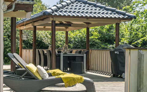 Leevi - 150M from the Sea: Gazebo, Gartenmöbel, Schatten, Möbel, Garten, Pavillon, Überdachung, Outdoor Struktur, Terrasse, Deck