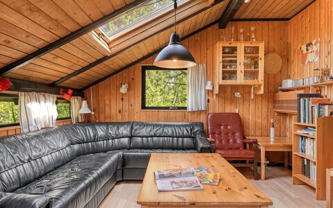 Elfrieda - 1.6Km from the Sea: Holz, Blockhaus, Hütte, Zuhause, Hartholz, Holzbeize, Wohnzimmer, Couch, Gartenbauten