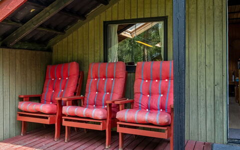Elfrieda - 1.6Km from the Sea: Holz, Möbel, Hartholz, Holzbeize, Tür, Stuhl, Hütte, Planke, Veranda, Gartenmöbel