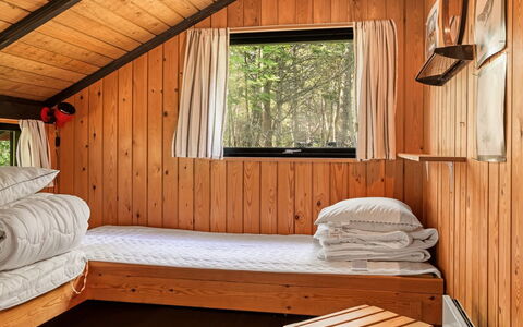 Elfrieda - 1.6Km from the Sea: Holz, Bett, Interior Design, Hartholz, Schlafzimmer, Holzbeize, Decke, Blockhaus, Möbel, Zimmer