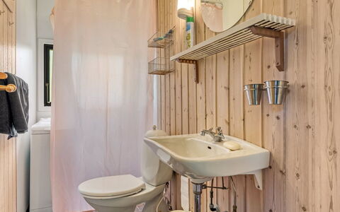 Elfrieda - 1.6Km from the Sea: Holz, Interior Design, Flooring, Badezimmer, Armatur, Fussboden, Bad Sink, Installation, Decke, Zimmer