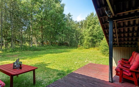Elfrieda - 1.6Km from the Sea: Gras, Holz, Hütte, Ländliches Gebiet, Grundstueck, Garten, Gartenbauten, Blockhaus, Frühling, Schuppen