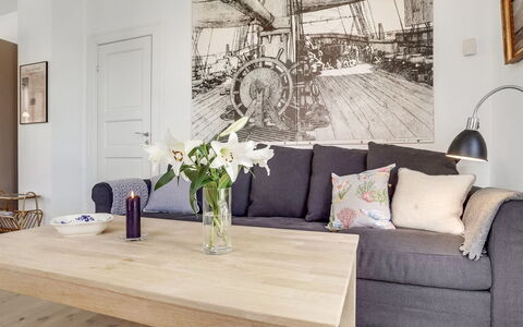 Fria - 500M from the Sea: Möbel, Interior Design, Flooring, Fussboden, Wand, Couch, Holz, Tabelle, Zimmer, Wohnzimmer