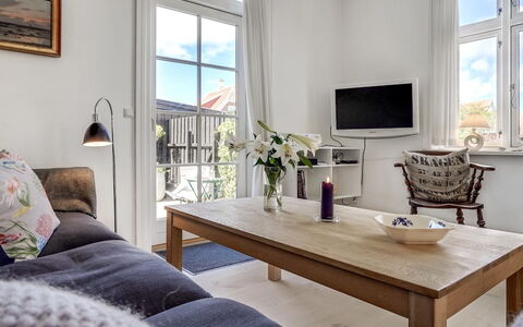 Fria - 500M from the Sea: Möbel, Interior Design, Flooring, Fussboden, Couch, Wohnzimmer, Tabelle, Zimmer, Decke, Wohnung