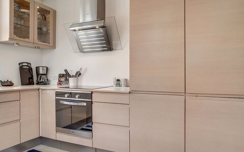 Fria - 500M from the Sea: Cabinetry, Möbel, Küche, Küchengerät, Flooring, Countertop, Holz, Interior Design, Major Appliance, Haushaltsgerät