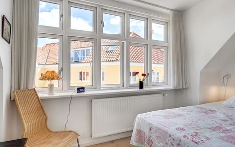 Fria - 500M from the Sea: Interior Design, Holz, Schlafzimmer, Bett, Fussboden, Flooring, Decke, Zimmer, Wohnung, Bedding