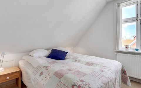 Fria - 500M from the Sea: Schlafzimmer, Bett, Holz, Bettdecke, Interior Design, Fussboden, Bedding, Flooring, Linens, Decke