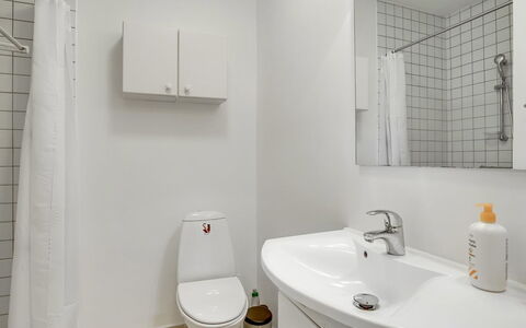 Fria - 500M from the Sea: Badezimmer, Armatur, Toilleten Sitz, Bad Sink, Wand, Toilette, Sinken, Interior Design, Flooring, Fussboden