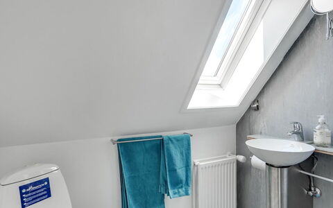 Fria - 500M from the Sea: Armatur, Flooring, Fussboden, Sinken, Zapfhahn, Badezimmer, Installation, Interior Design, Decke, Bad Sink