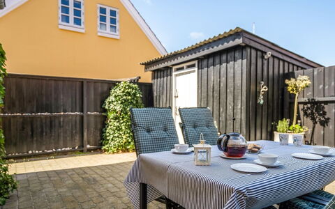 Fria - 500M from the Sea: Möbel, Zuhause, Tür, Gartenmöbel, Hütte, Stuhl, Blumentopf, Garten, Garten, Schatten