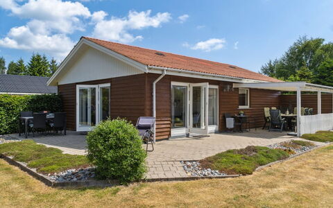Onni - 1Km from the Sea: Schwimmbad, Ferienort
