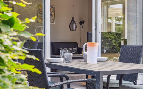Onni - 1Km from the Sea: Schwimmbad, Ferienort