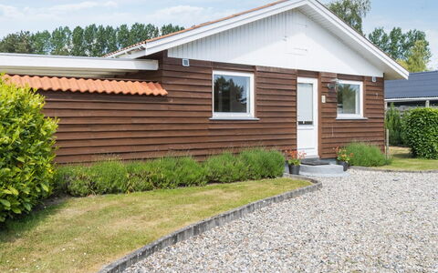 Onni - 1Km from the Sea: Haus, Zuhause, Tür, Dach, Hütte, Estate, Garten, Schatten, Abstellgleis, Garten