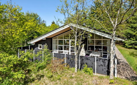 Elena - 800M to the Fjord: Gebäude, Haus, Fenster, Zuhause, Dach, Wohngebiet, Strauch, Hütte, Grundstueck