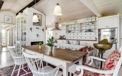 Katri - 500M from the Sea: Möbel, Interior Design, Flooring, Holz, Decke, Fussboden, Light Fixture, Stuhl, Esszimmer, Holzboden