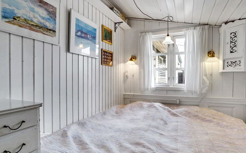 Katri - 500M from the Sea: Schlafzimmer, Holz, Interior Design, Bett, Flooring, Fussboden, Decke, Bedding, Möbel, Bettdecke