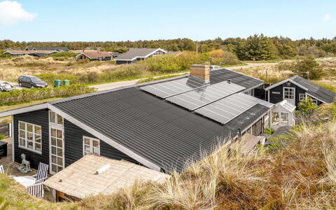 Katri - 500M from the Sea: Dach, Zuhause, Hütte, Estate, Abstellgleis, Veranda, Bauernhaus, Villa