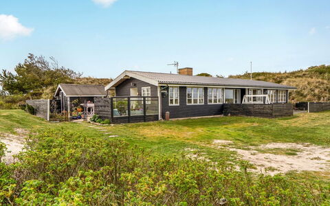 Katri - 500M from the Sea: Hütte, Zuhause, Dach, Ländliches Gebiet, Tür, Estate, Bauernhaus, Veranda, Abstellgleis, Blockhaus