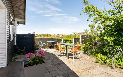 Katri - 500M from the Sea: Möbel, Stuhl, Gartenmöbel, Blumentopf, Tisch Im Freien, Schatten, Garten, Zimmerpflanze, Terrasse