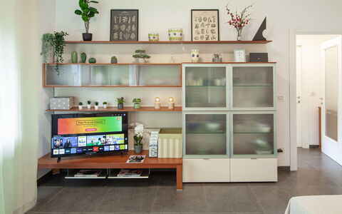 Apartment Serena - Levanto: Eigentum, Möbel, Regal, Fernsehen, Regale, Orange, Interior Design, Holz, Bücherregal, Cabinetry