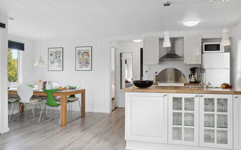 Silvana - 750M from the Sea: Flooring, Möbel, Holz, Interior Design, Küche, Countertop, Fussboden, Decke, Cabinetry, Major Appliance