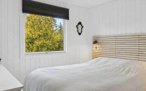 Silvana - 750M from the Sea: Holz, Interior Design, Schlafzimmer, Flooring, Linens, Fussboden, Bett, Beleuchtung, Bedding, Decke