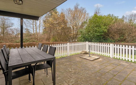 Yak - 350M from the Sea: Veranda, Garten, Schatten, Deck, Landscaping, Zaun, Hartholz, Outdoor Struktur, Holzbeize, Hinterhof