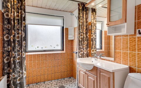 Yak - 350M from the Sea: Holz, Interior Design, Armatur, Flooring, Fussboden, Badezimmer, Decke, Installation, Bad Sink, Sinken
