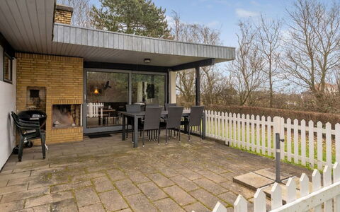 Yak - 350M from the Sea: Garten, Veranda, Estate, Landscaping, Hütte, Schatten, Deck, Hinterhof, Garten, Hartholz