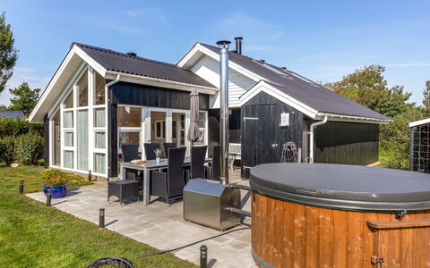 Gudmundine - 350M to the Fjord: Haus, Zuhause, Dach, Wohngebiet, Hütte, Estate, Bauernhaus, Rasen, Landscaping, Abstellgleis