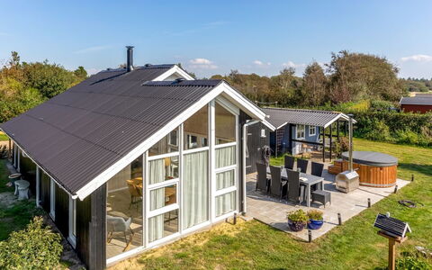 Gudmundine - 350M to the Fjord: Haus, Zuhause, Dach, Wohngebiet, Hütte, Estate, Bauernhaus, Rasen, Landscaping, Abstellgleis