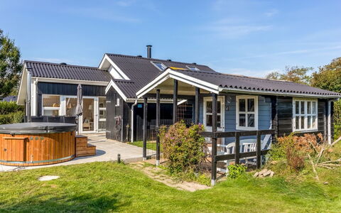 Gudmundine - 350M to the Fjord: Haus, Zuhause, Dach, Wohngebiet, Hütte, Estate, Bauernhaus, Rasen, Landscaping, Abstellgleis