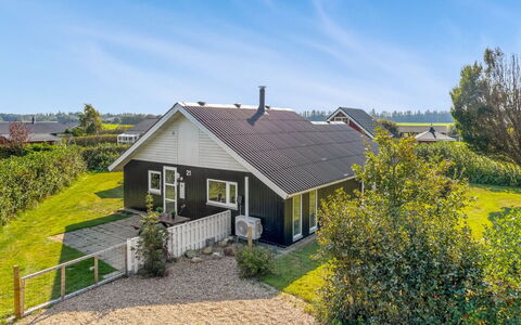 Gudmundine - 350M to the Fjord: Haus, Zuhause, Dach, Wohngebiet, Hütte, Estate, Bauernhaus, Rasen, Landscaping, Abstellgleis