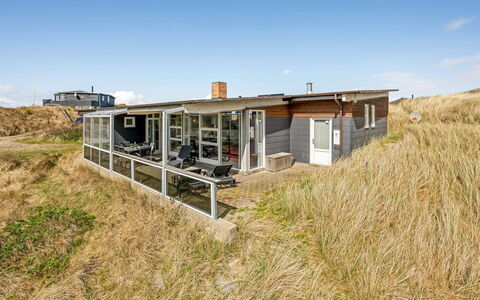 Emelin - 475M from the Sea: Dach, Haus, Zuhause, Hütte, Tür, Abstellgleis, Deck, Veranda, Planke, Hartholz