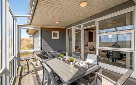 Emelin - 475M from the Sea: Dach, Haus, Zuhause, Hütte, Tür, Abstellgleis, Deck, Veranda, Planke, Hartholz